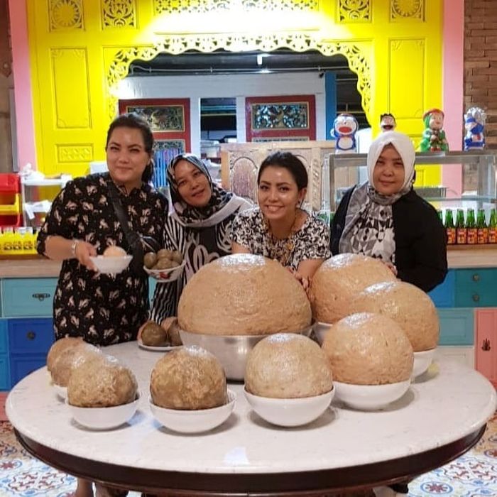 Mayangsari cicipi bakso ukuran raksasa di Jogja