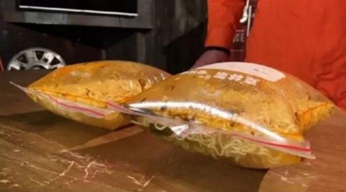 Percobaan yang menghasilkan bungkus plastik mengembung.