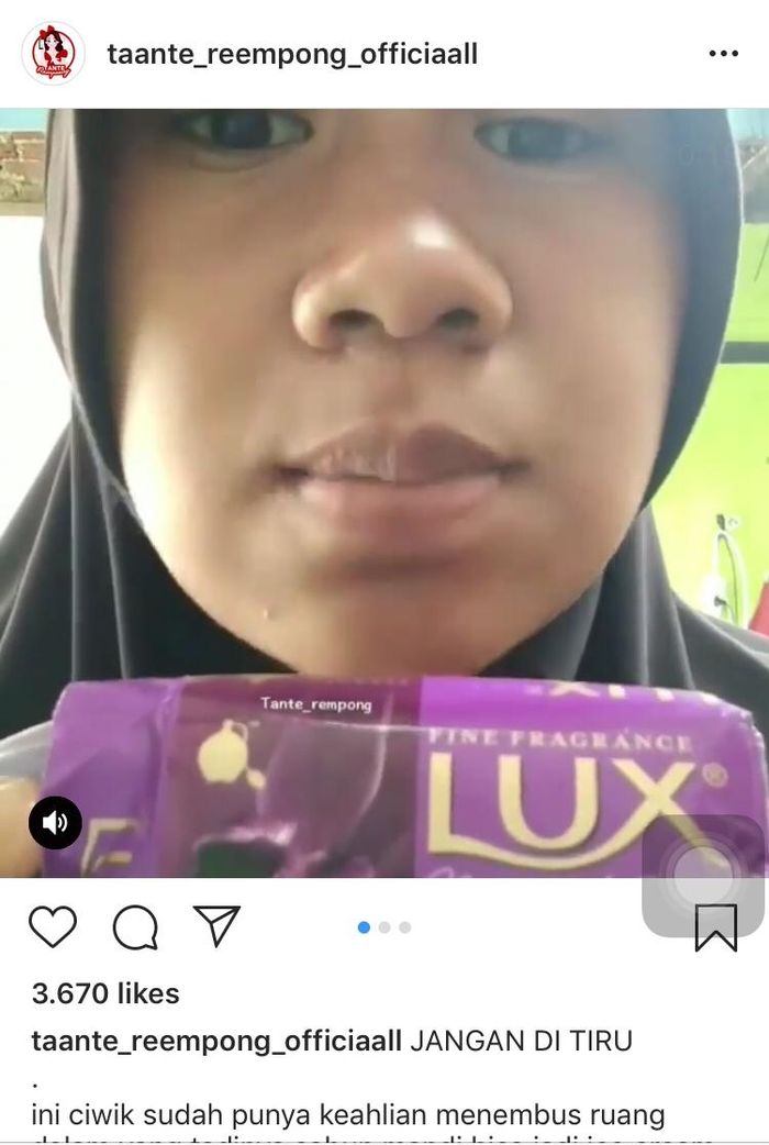 Wanita muda yang memamerkan sabun untuk video meokbang.