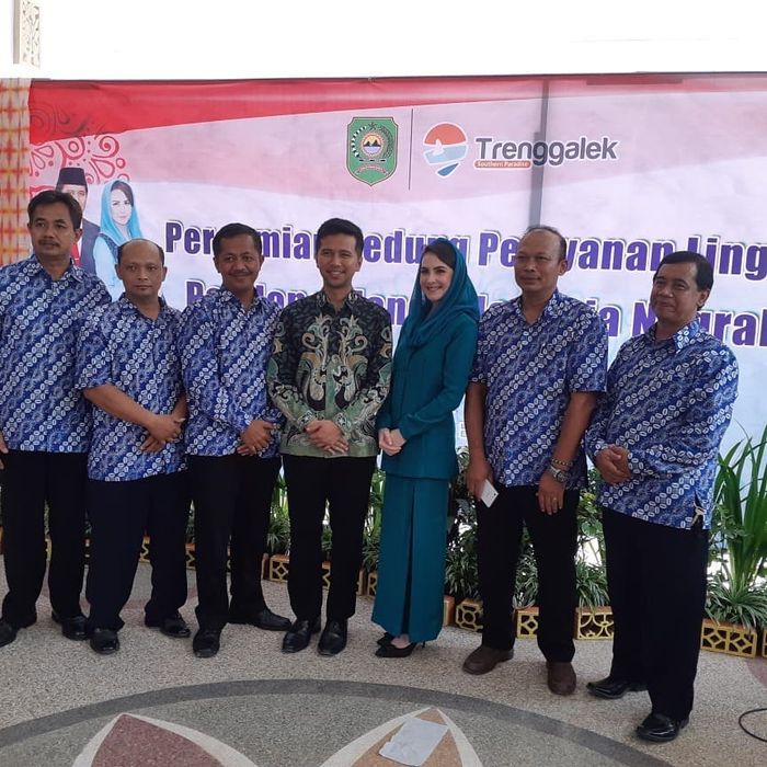 Penampilan sederhana Arumi Bachsin saat dampingi suami di hari perpisahannya dengan Kab. Trenggalek