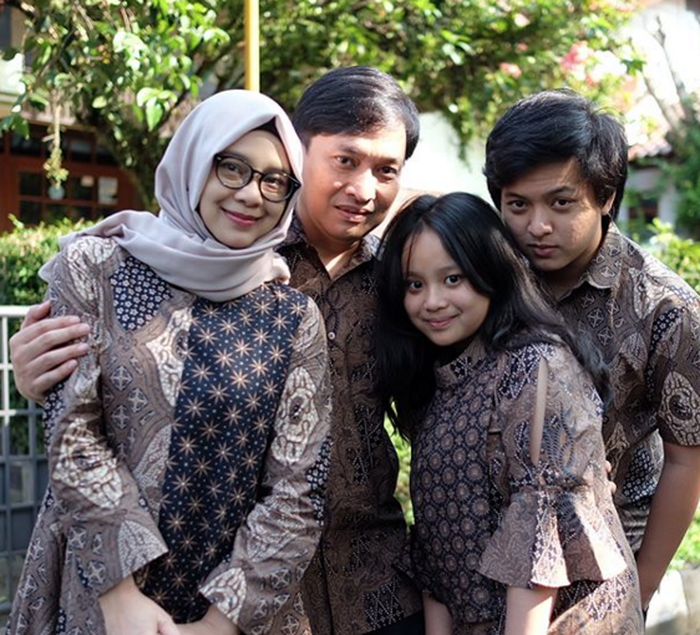 Yovie Widianto dan keluarga