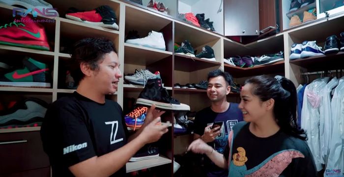 Lemari khusus untuk koleksi sepatu yang menjadi area favorit Gading Marten di kamarnya
