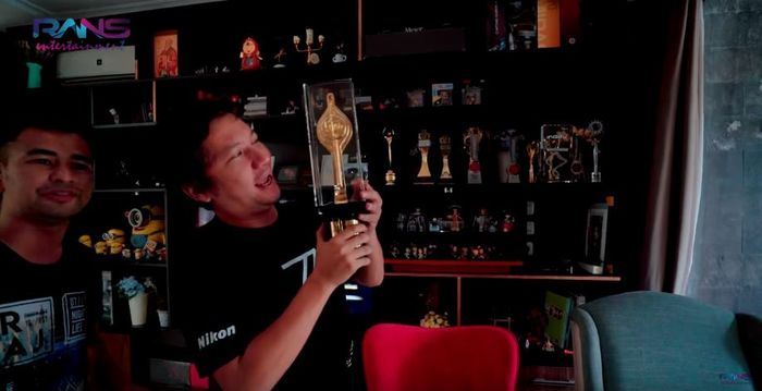 Piala Citra yang berhasil diraih Gading Marten