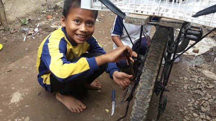 Muhammad Saputra (12), bocah cilik penjual cilok tulang punggung keluarga