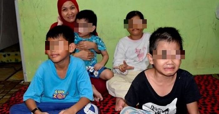 Mardinah merawat empat anaknya seorang diri.