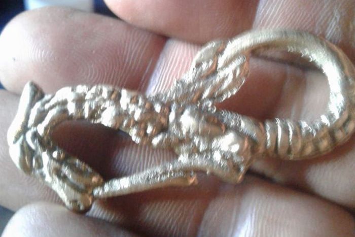 Emas berbentuk naga yang ditemukan warga di Desa Sukarame, Kecamatan Lintang, Kabupaten Empat Lawang, Sumatera Selatan.