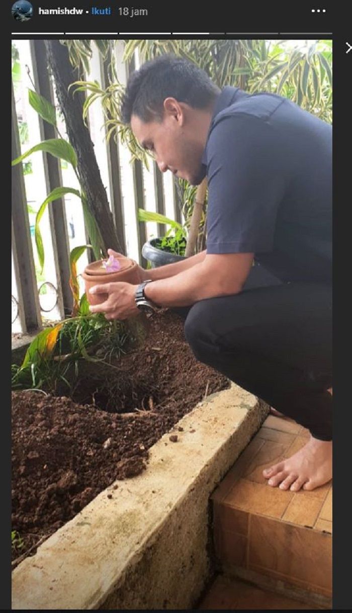 Hamish yang terlihat akan menguburkan ari-ari anaknya.