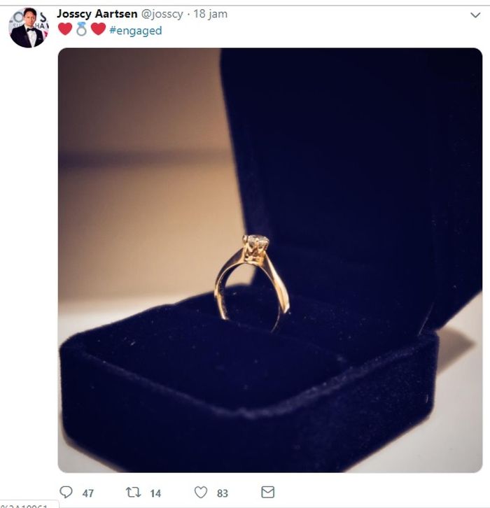 Tunangan Rina Nose memamerkan cincin pertunangannya