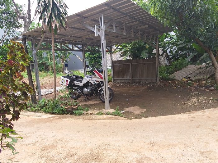 Motor anggota kepolisian yang terparki di dekat kediaman Puput Nastiti.
