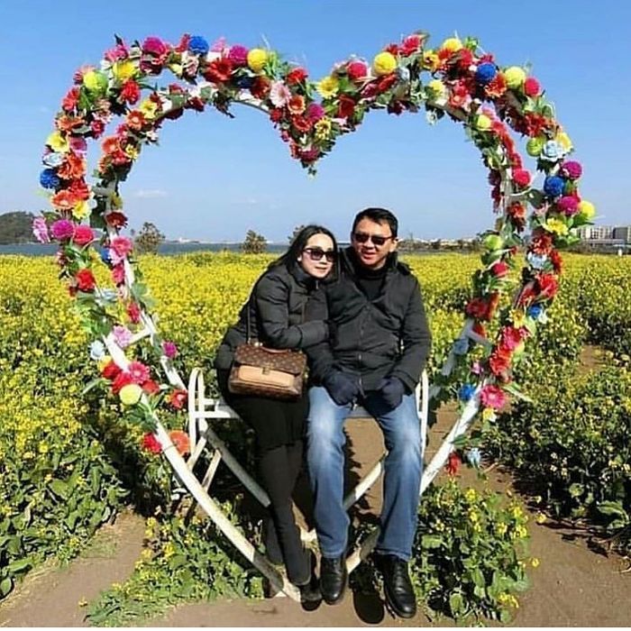 Momen mesra Ahok dan Puput Nastiti Devi.