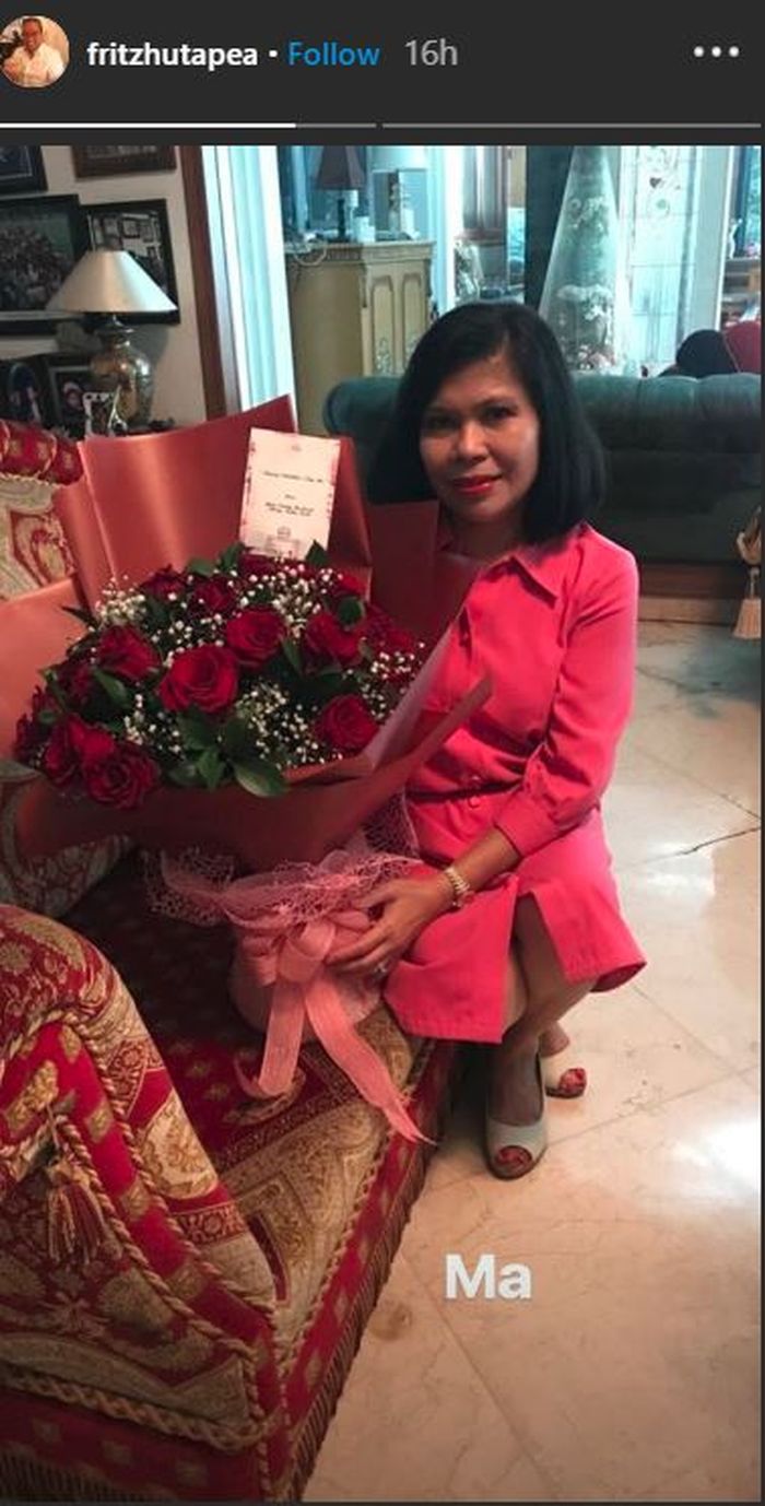 Unggahan anak Hotman Paris yang memberikan bunga untuk sang ibu di hari Valentine
