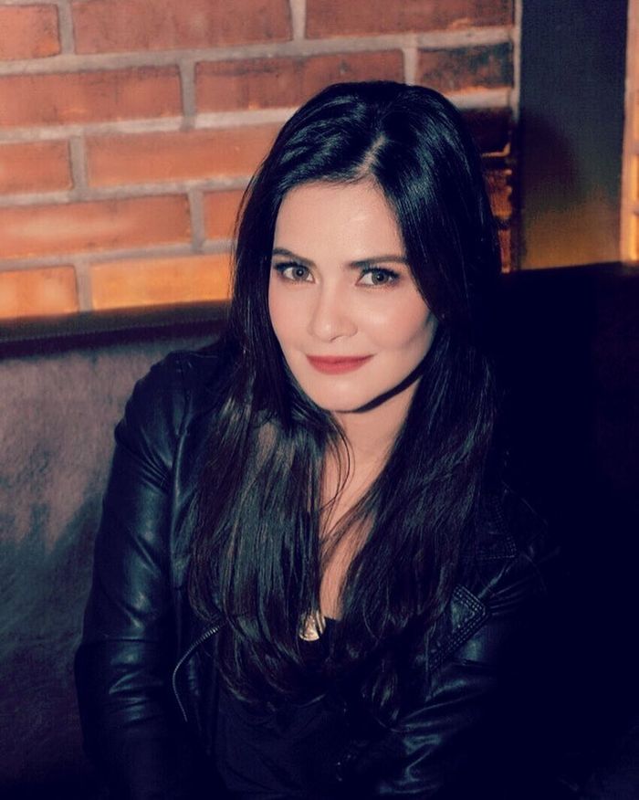 Beda Gaya Hot Mom Sophia Latjuba dan Cut Tari yang Sama-sama Awet Muda