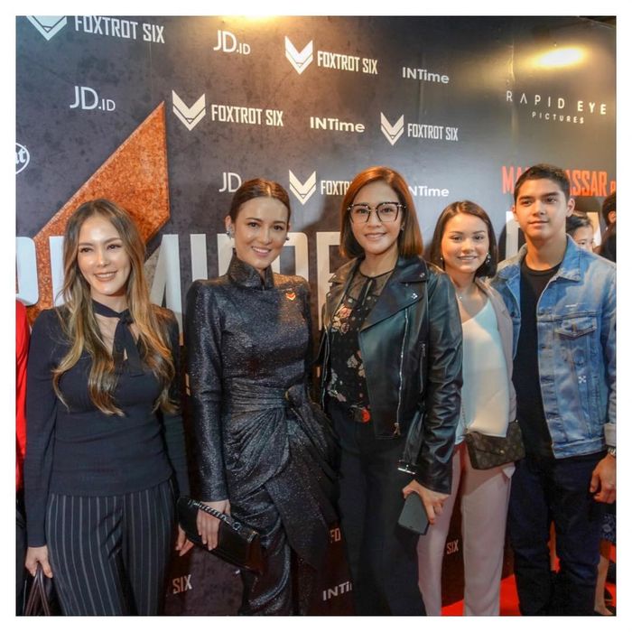 
Maia Estianty tampil kasual bak lady rocker di premier film Foxtrot Six.