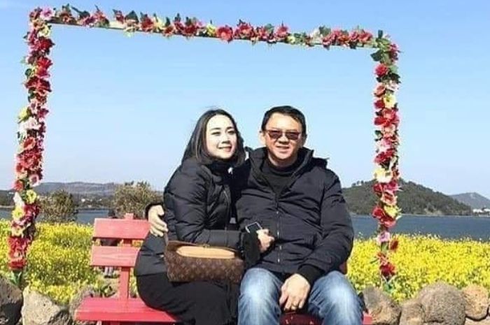 Beberapa waktu lalu beredar foto selfie Puput Nastiti Devi bersama Ahok dan Veronica Tan saat dirinya masih berstatus ajudan Vero.