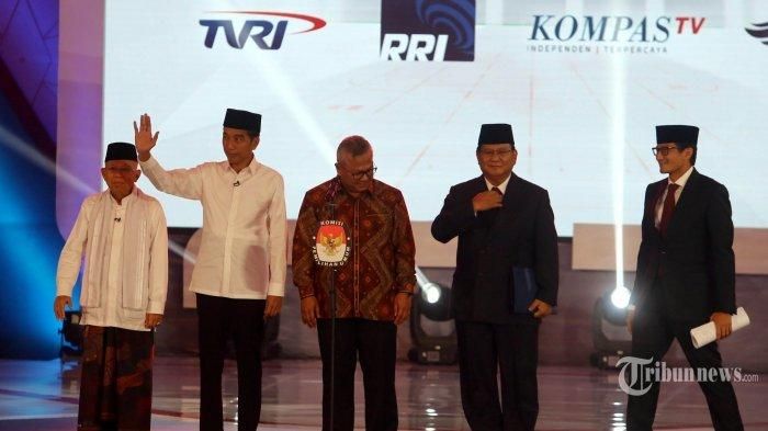 Pasangan Capres-Cawapres 01 Joko Widodo dan Maaruf Amien, serta Capres-Cawapres 02 Praowo Subianto dan Sandiaga Uno, berfoto bersama Ketua KPU Arief Budiman saat akan dimulainya Debat Perdana Capres dan Cawapres di Hotel Bidakara, Jakarta Selatan, Kamis (17/1/2019). Warta Kota/Angga Bhagya Nugraha