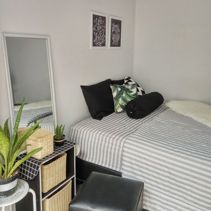 Kamar tidur utama juga didesain dengan warna monokrom.