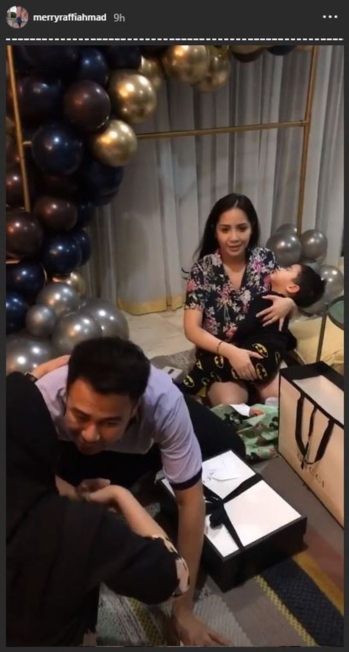 Raffi Ahmad mencium tangan dan kedua pipi ibu mertuanya, Rieta Amilia.