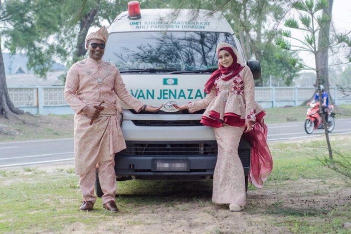 Pasangan Malaysia pilih foto pernikahan denagan <a href='https://kaltim.tribunnews.com/tag/mobil-jenazah' title='mobil jenazah'>mobil jenazah</a>.