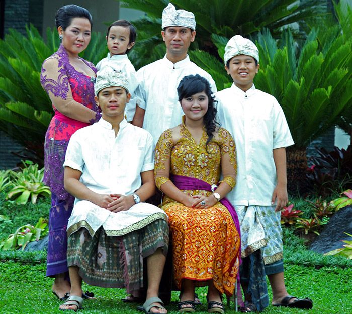 Ajik Krisna dan keluarga