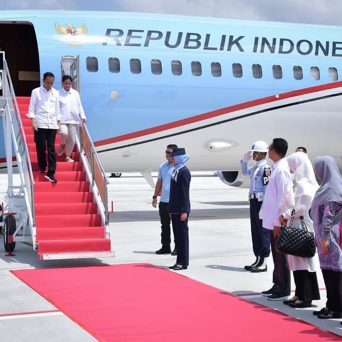 Penampilan santai Iriana Jokowi dengan kemeja putih, celana krem dan sneakers