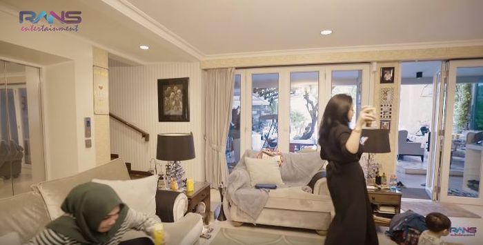 Ruang tengah rumah Rieta Amilia