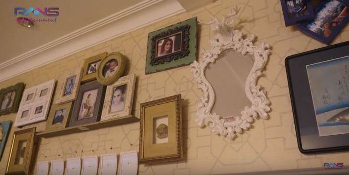 Pajangan foto di rumah Rieta Amilia