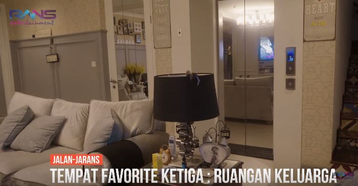 Potret ruang keluarga rumah Mama Rieta