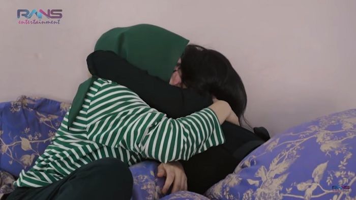 Rieta tunjukkan kasih sayangnya pada Gigi di hari ulang tahun.
