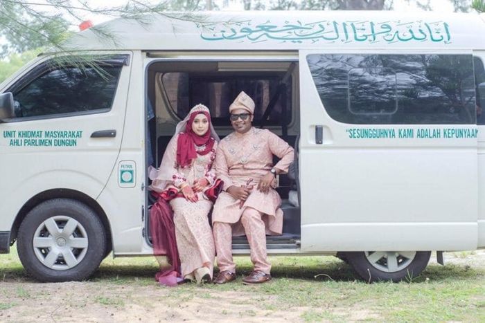 Meski demikian mereka tampak bahagia ketika melangsungkan sesi foto.