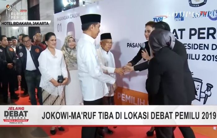 Penampilan anggun Iriana Jokowi dalam balutan kebaya dan kain batik saat hadiri Debat Capres pertama