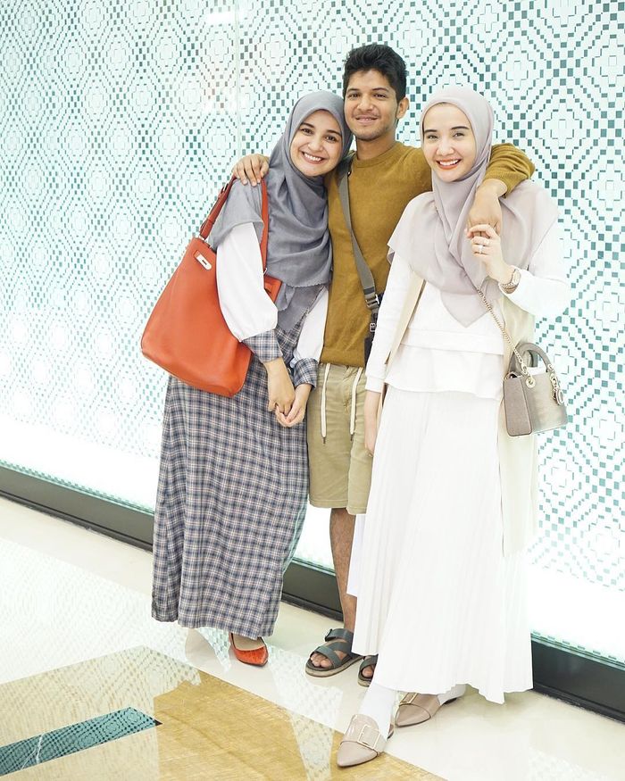 Frequently heard, Look at the Sungkar Shireen Compact Style and Zaskia Sungkar with their Little Sister.