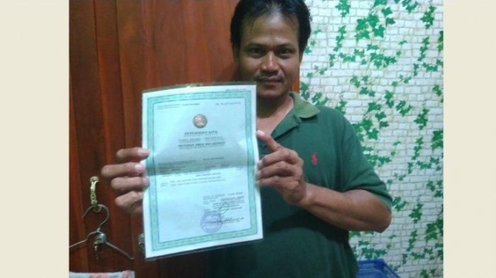 Sang ayah menunjukkan akta kelahiran Joko Widodo Ma'ruf.