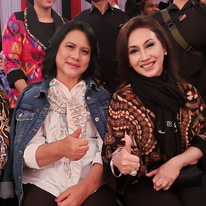 Penampilan modis Iriana Jokowi pakai jaket jeans saat nonton Debat Capres kedua