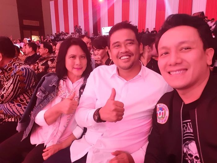 Penampilan modis Iriana Jokowi pakai jaket jeans saat nonton Debat Capres kedua
