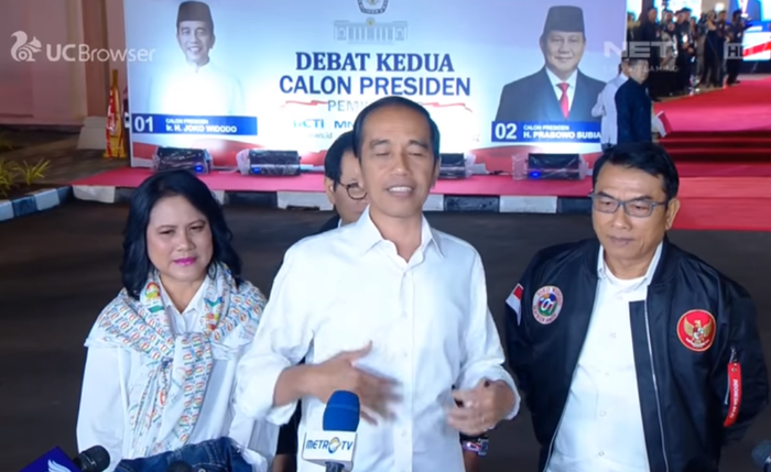 Penampilan modis Iriana Jokowi pakai kemeja putih dan scarf multicolor saat nonton Debat Capres kedua