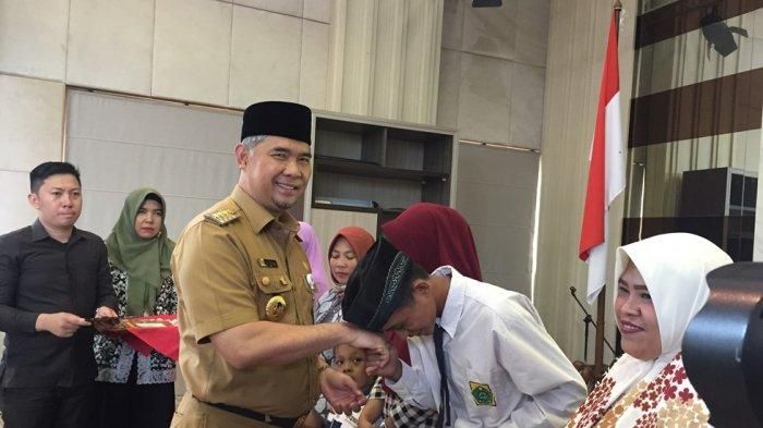 Syarif Fasha saat membagikan dana bantuan yang bersumber dari gajinya sendiri