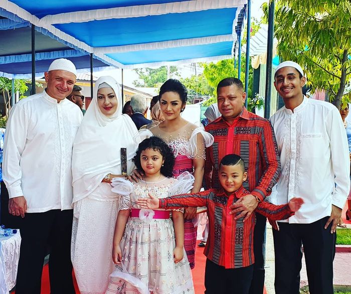 Potret Krisdayanti dan mantan istri Raul Lemos