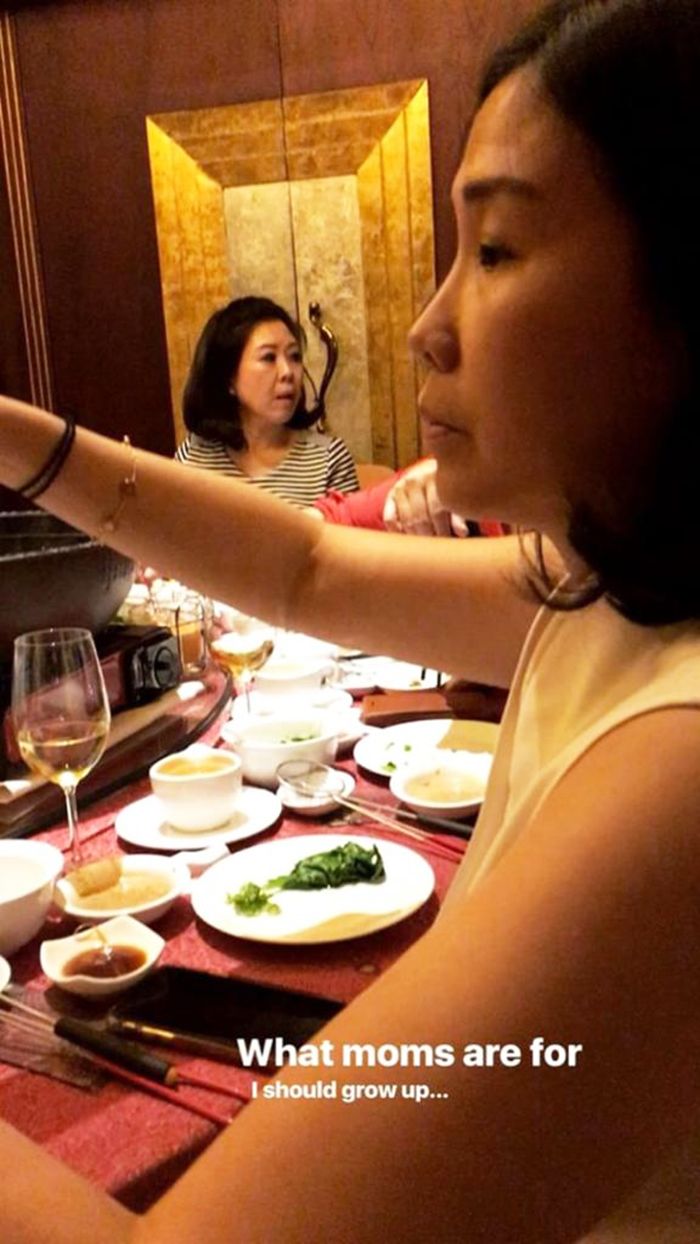 Veronica Tan cantik dan anggun dalam balutan busana putih