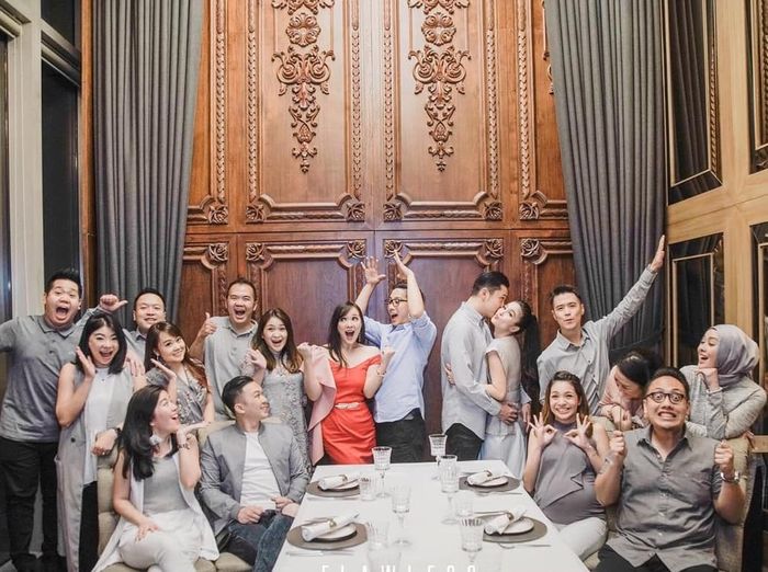 Pose romantis Sandra Dewi dan suami di bridal shower Yuanita Christiani bikin salah fokus.