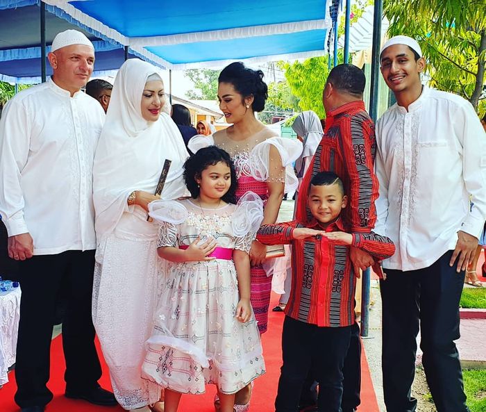 Keakraban Krisdayanti dan mantan istri Raul Lemos