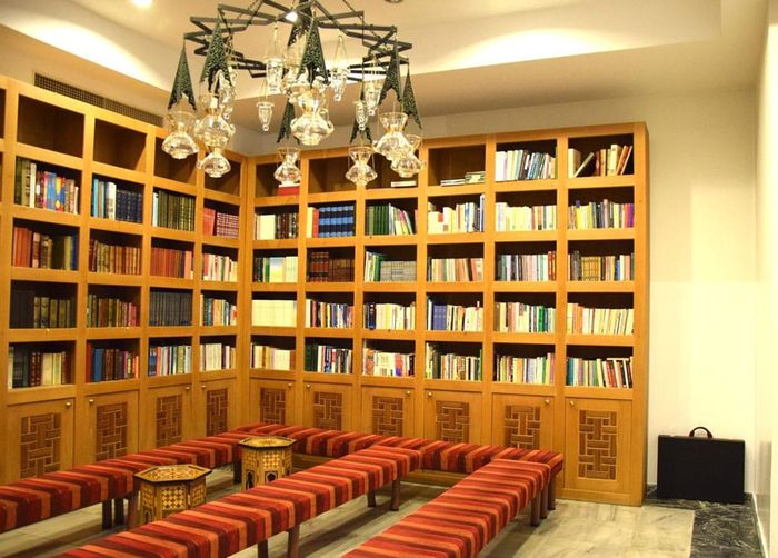 Perpustakaan di ruangan pusat kebudayaan Turki