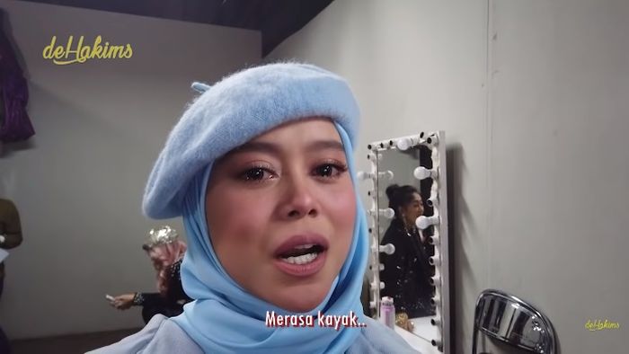 Tangis Lesty pecah saat tampil on air pertama kali dengan balutan hijab.