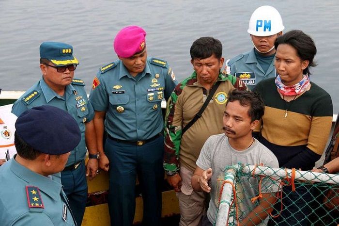 TNI AL ketika mengamankan awak kapal Andrey Dolgov (Kompas.com/Raja Umar)