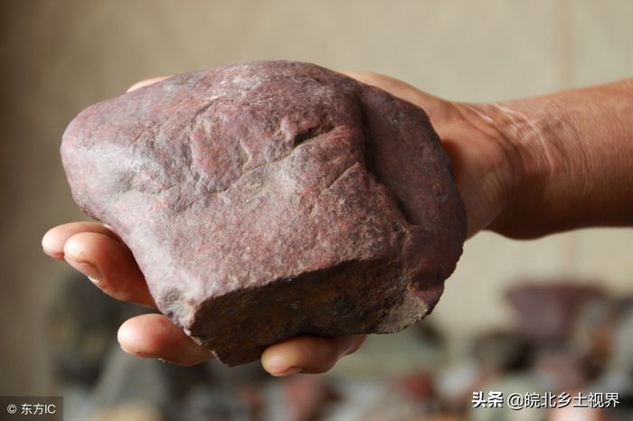 Batu ini terlihat berbeda dengan batu-batu pada umumnya.