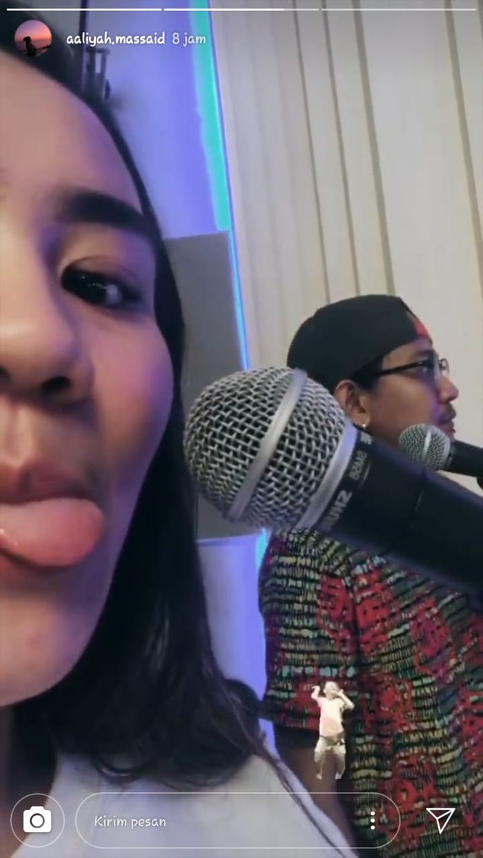 Aaliyah Massaid menemani Dul Jaelani latihan musik