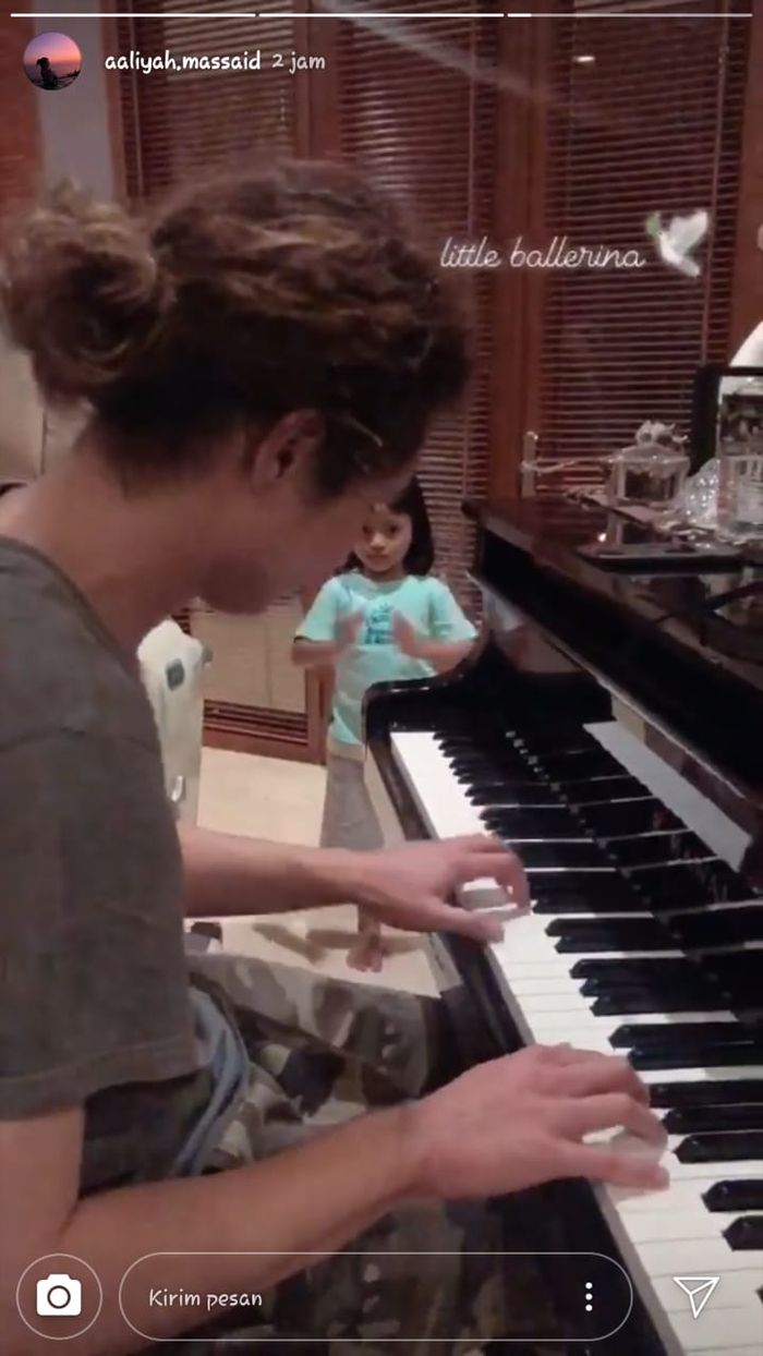 Dul Jaelani mengajari Aaliyah Massaid main piano