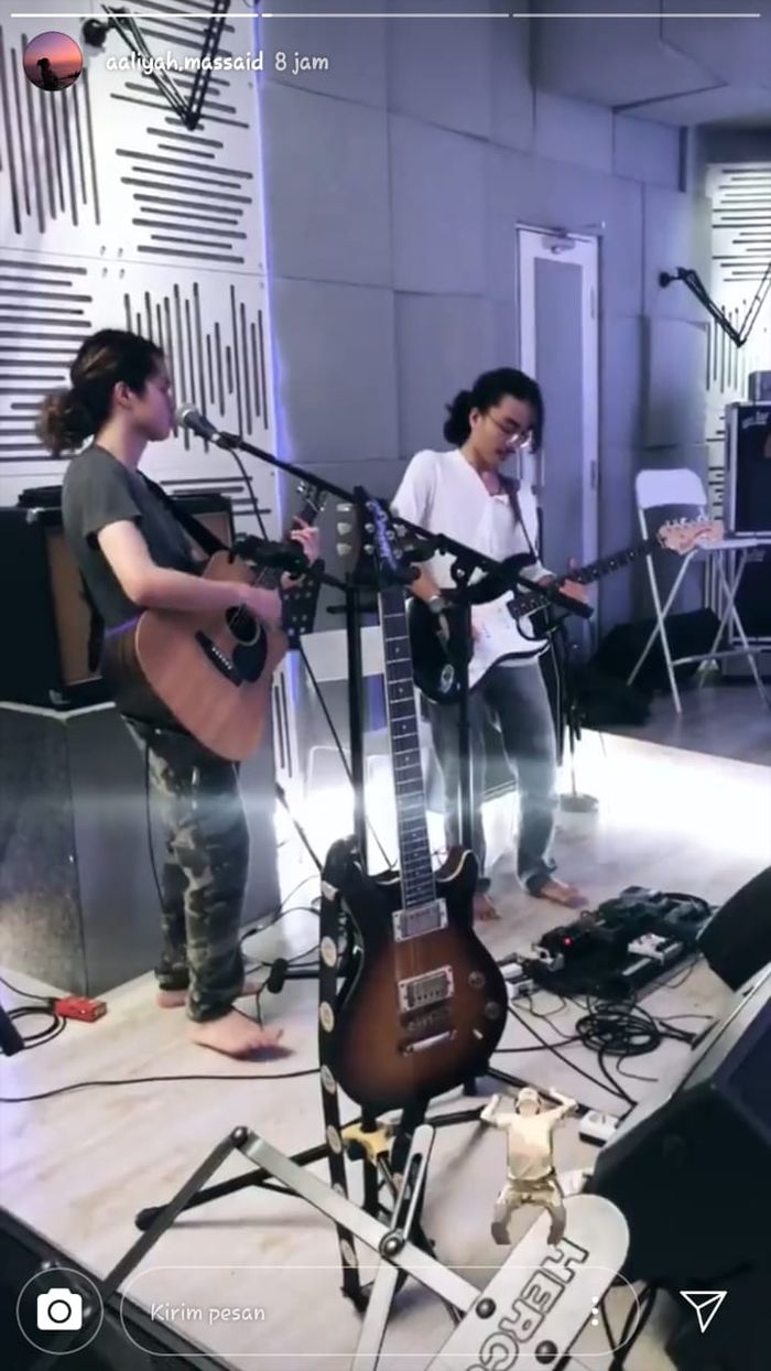 Aaliyah Massaid menemani Dul Jaelani latihan musik