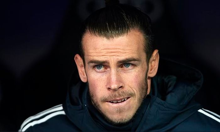Pemain sayap Real Madrid, Gareth Bale, dihadapkan pada kondisi yang tidak diuntungkan di Real Madrid karena performanya yang tidak kunjung membaik dan perilakunya yang kurang disukai rekan setimnya.