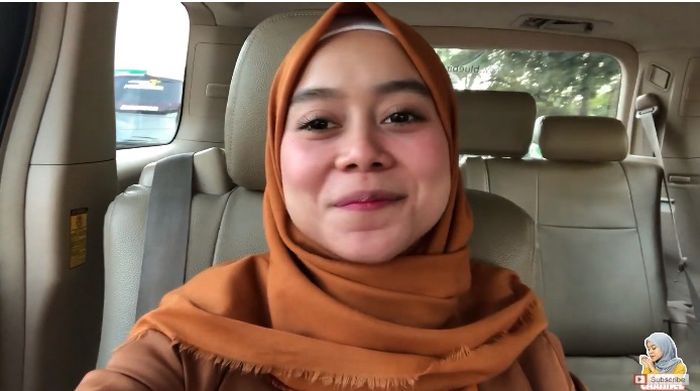 Tampilan Flawless Lesty saat berhijab 