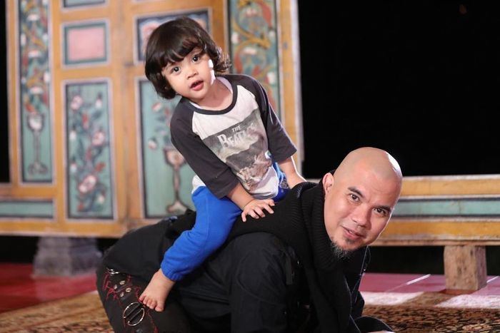 Ahmad Dhani bermain kuda-kudaan bersama anaknya